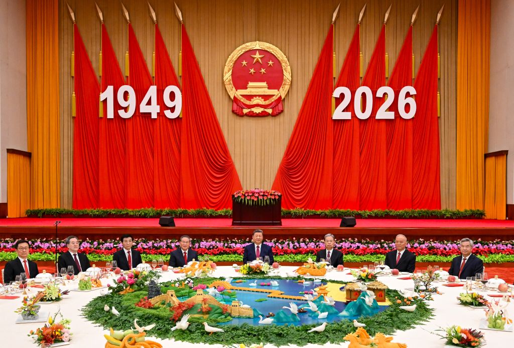 Líderes do Partido Comunista da China e do Estado — Xi Jinping, Li Qiang, Zhao Leji, Wang Huning, Cai Qi, Ding Xuexiang, Li Xi e Han Zheng — participam de uma recepção para celebrar o 77º aniversário da fundação da República Popular da China, juntamente com cerca de 800 convidados, no Grande Palácio do Povo em Pequim, capital da China, em 30 de setembro de 2026. (Xinhua/Yan Yan) Líderes do Partido Comunista da China e do Estado — Xi Jinping, Li Qiang, Zhao Leji, Wang Huning, Cai Qi, Ding Xuexiang, Li Xi e Han Zheng — participam de uma recepção para celebrar o 77º aniversário da fundação da República Popular da China, juntamente com cerca de 800 convidados, no Grande Palácio do Povo em Pequim, capital da China, em 30 de setembro de 2026. (Xinhua/Yan Yan)