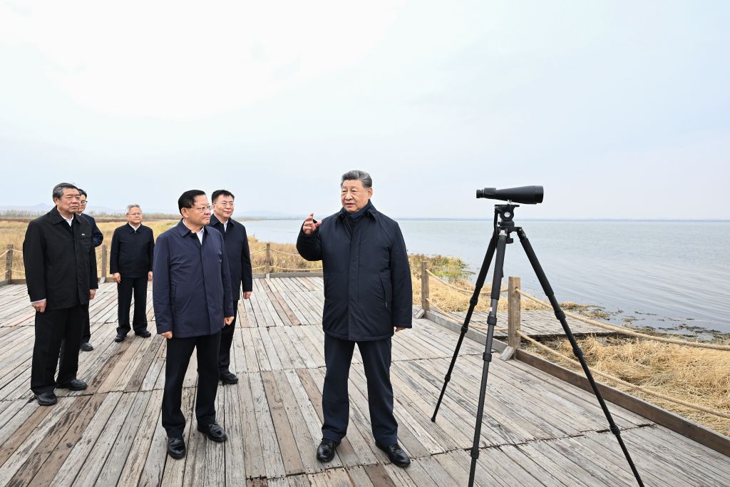 Xi visita Mongólia Interior e cobra prioridade à conservação ecológica O presidente chinês, Xi Jinping — que também ocupa os cargos de secretário-geral do Comitê Central do Partido Comunista da China e presidente da Comissão Militar Central —, visita a reserva natural do Lago Huangqihai, em Ulanqab, na Região Autônoma da Mongólia Interior, no norte da China, em 16 de outubro de 2026. Na sexta-feira, Xi realizou uma visita de inspeção à cidade de Ulanqab, na Região Autônoma da Mongólia Interior, no norte da China. (Xinhua/Yan Yan)